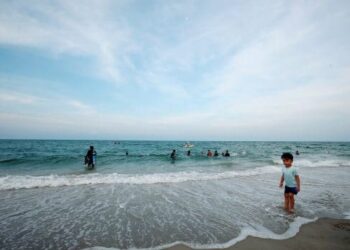 KUALA TERENGGANU 18 APRIL 2016. Para pengunjung mengambil peluang untuk mandi manda di kawasan mandian selamat di Beachfront Primula Beach Resort, Pantai Batu Burok. NSTP/ROZAINAH ZAKARIA