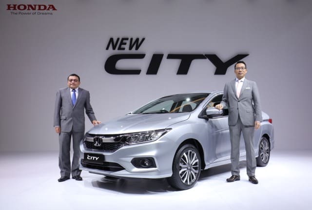 01 Honda Malaysia Managing Director and CEO Mr Katsuto Hayashi R and President and COO En Roslan Abdullah L with the New City