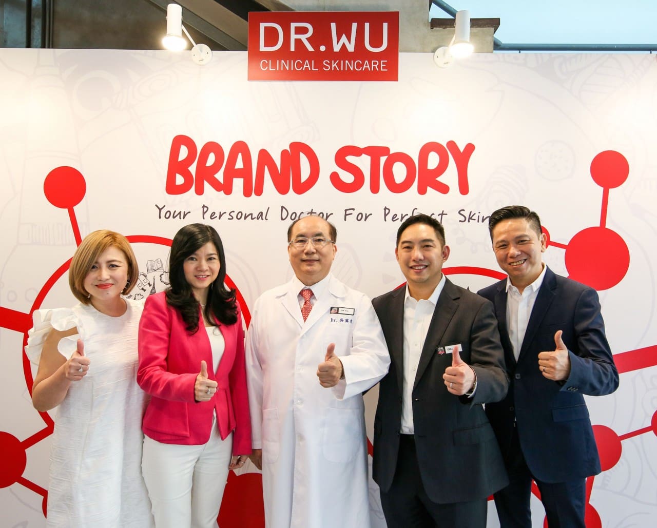Caryn Loh Malaysias General Manager and Country Head of Watsons Malaysia in pink Dr.Wu Eric Wu and representatives from Vast Diversified the exclusive distributor of DR.WU copy