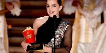Photo: Emma Watson receives Best Actor in a Movie award (Getty images).
