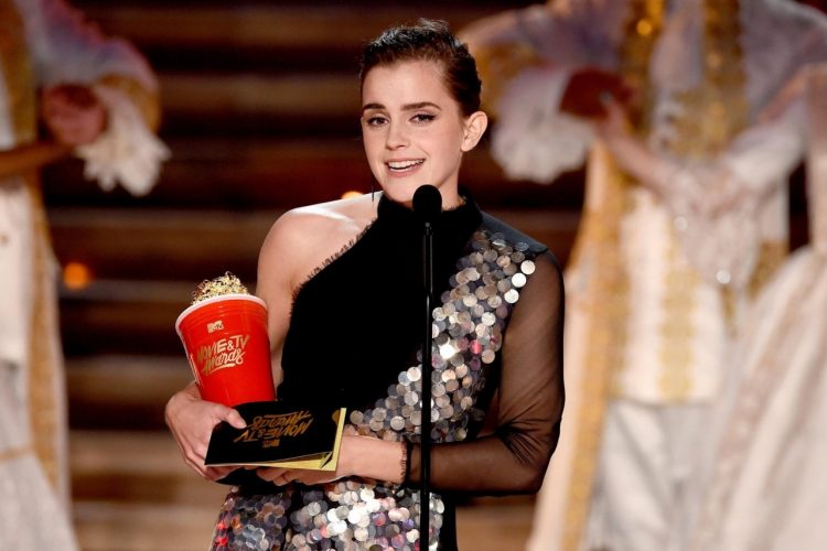 Photo: Emma Watson receives Best Actor in a Movie award (Getty images).