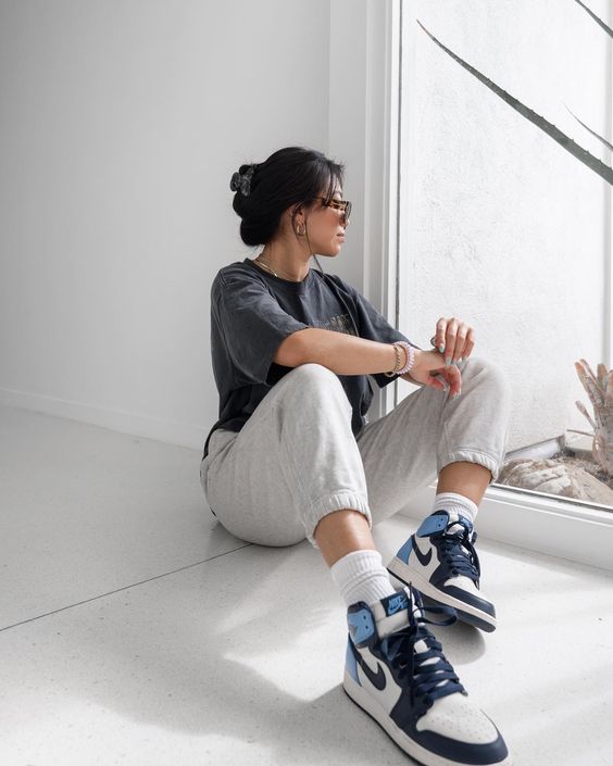 SITTING POSES pt ✌️ OUTFIT ON MY LTK ‼️ Top: @princesspollyboutique Jeans:  @lulus Sneakers: @wokecustoms #fashion #pose #style ... | Instagram