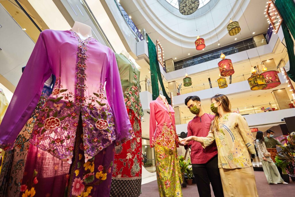 Shoppers Admiring KOME Designs at Ground Floor Atrium Fahrenheit88 11zon