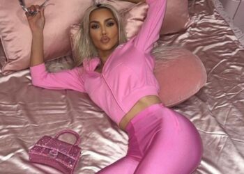 Instagram: @kimkardashian