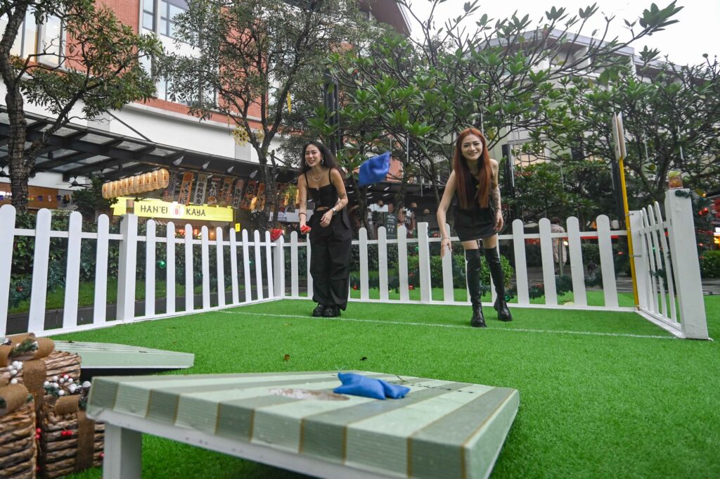 6. Guests playing lawn games Cornhole 11zon