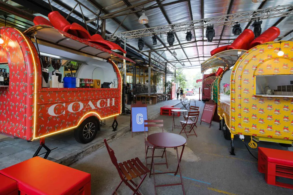 COACH ON THE MOVE Holiday booth 02 11zon