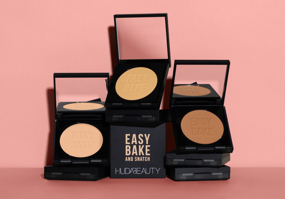 Huda Beauty Easy Bake and Snatch Pressed Brightening and Setting Powder Moodshot 5